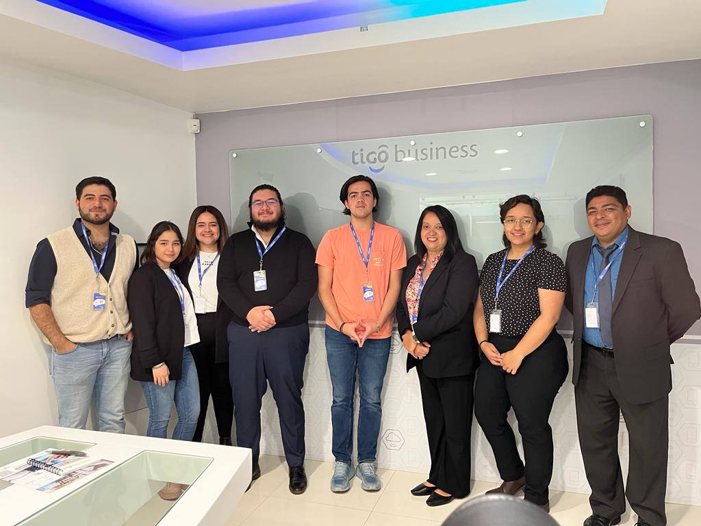 Estudiantes de CPA visitan las instalaciones de Tigo