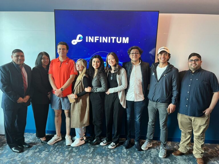 Infinitum UFM CPA Estudiantes de CPA en finanzas conocen las oficinas de Infinitum