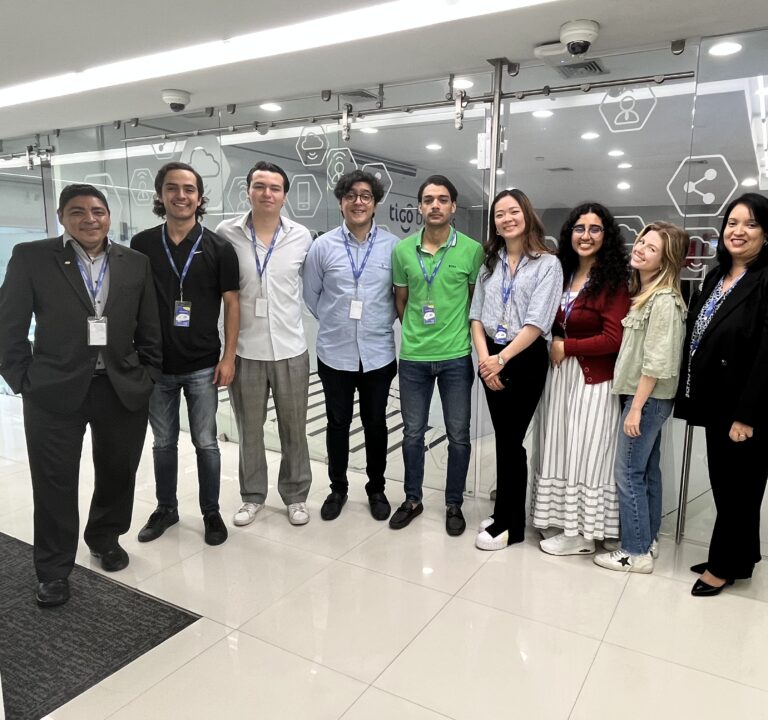 Alumnos Finanzas Estudiantes de CPA en finanzas realizando visitas en empresas.