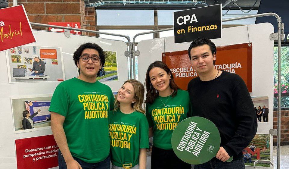 Estudiantes de CPA en el stand, durante la actividad de Vive la UFM.