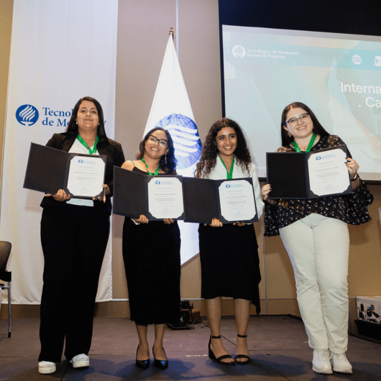 Dulce Martínez Morales, estudiante de CPA con especialización en Finanzas, destacó en el International Business Case Competition at Tec, donde su equipo presentó una estrategia innovadora para HP. Su participación reflejó el alto nivel de formación y habilidades adquiridas en la UFM, enfrentando con éxito a competidores de varios países. Dulce Martínez Morales, estudiante de CPA con especialización en Finanzas, destacó en el International Business Case Competition at Tec, donde su equipo presentó una estrategia innovadora para HP. Su participación reflejó el alto nivel de formación y habilidades adquiridas en la UFM, enfrentando con éxito a competidores de varios países.