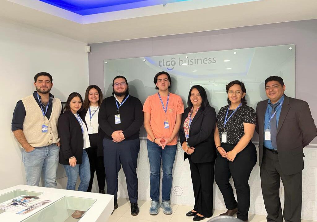 Estudiantes de CPA visitan las instalaciones de Tigo