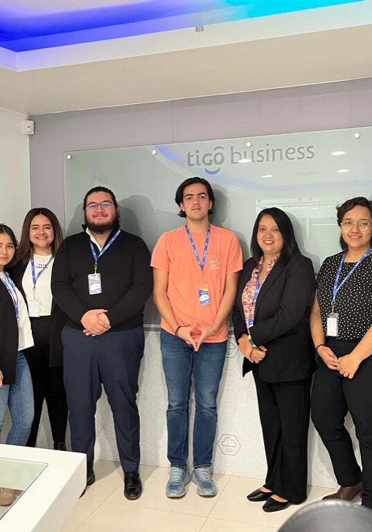 Estudiantes de CPA visitan las instalaciones de Tigo