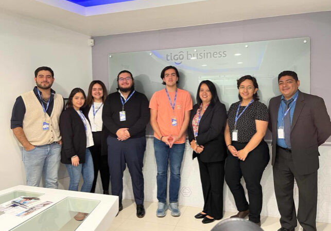 Estudiantes de CPA visitan las instalaciones de Tigo
