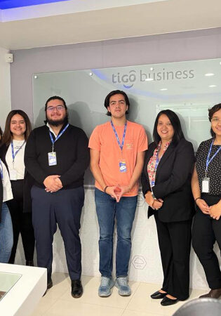 Estudiantes de CPA visitan las instalaciones de Tigo